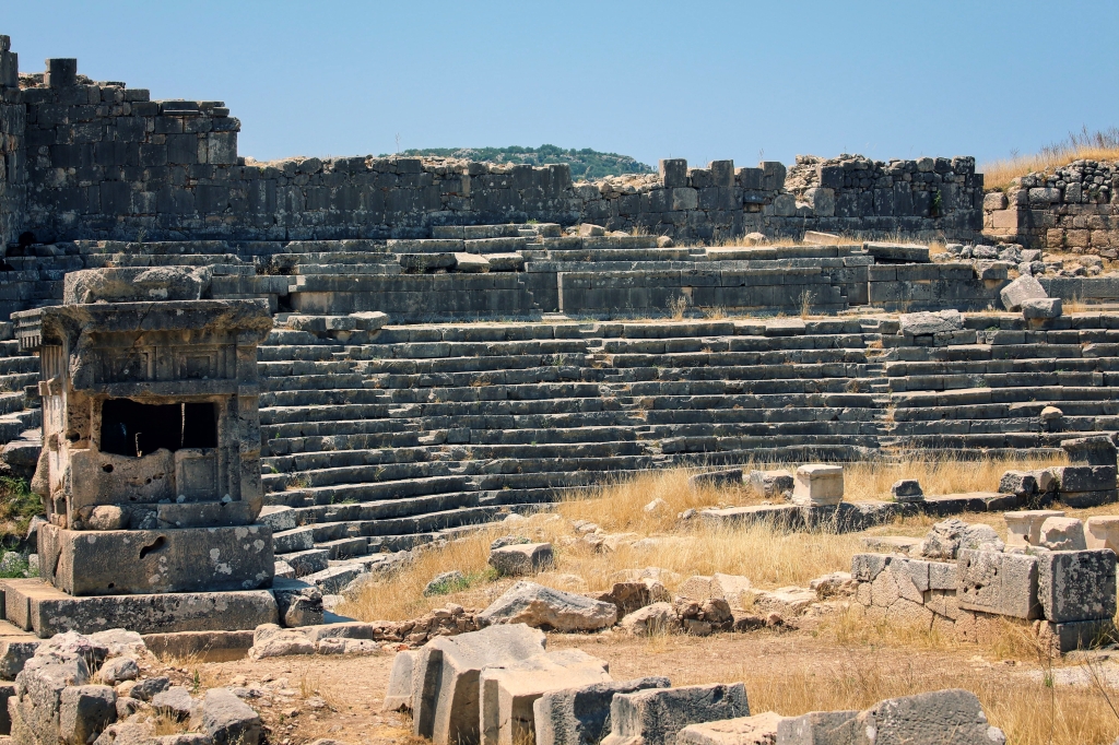photo of a ruined roman amphitheatre in Turkiye